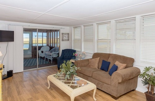 Surf City Cottage | Pop Tart- 3 Bedroom Vintage Cottage