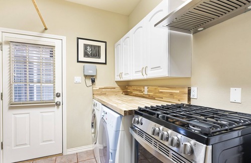 Austin Cottage | ✦Poppy's Place✦ South Austin Guest House