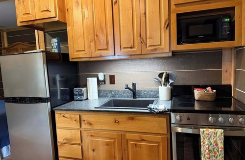 Cleora Cabin | Portside Paradise updated cabin w hottub