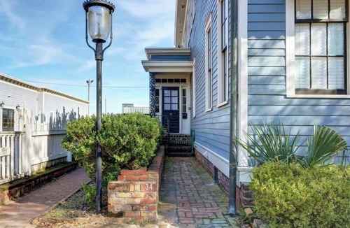 Hitch Village - Fred Wessels Homes Apartment | Portside Retreat @ Trustees' Garden | Parking!