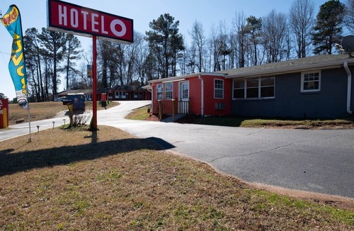 Jonesboro Apartment | Premium King Bed | Jonesboro