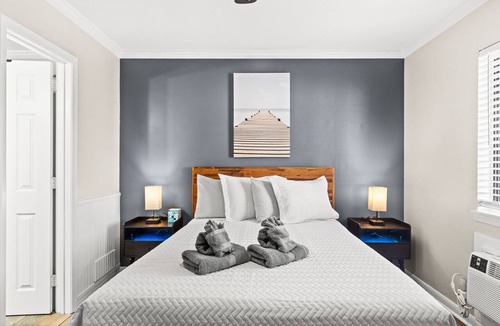 Carolina Beach Hotel | Premium Queen Room Hotel- 2 Pools, Near Beach/Boardwalk, Pets not Allowed