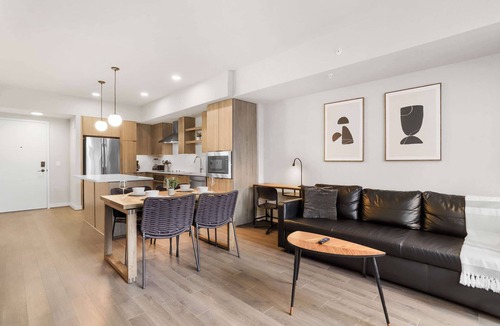 Clarendon Apartment | Prime Area | Spacious Apt Near Metro