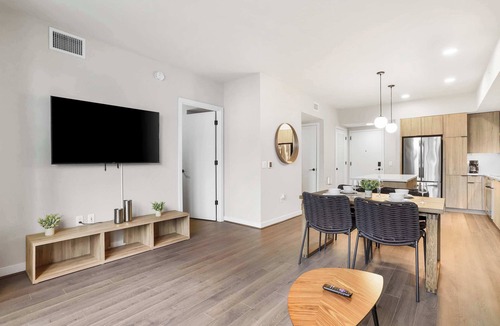 Clarendon Apartment | Prime Area | Spacious Apt Near Metro