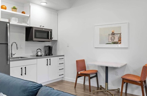 East Cesar Chavez Apartment | Prime DT ATX Studio | Mins to Rainey St | Patio