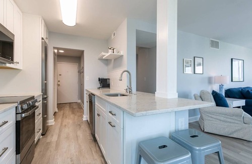 Eastport Condo | Prime Eastport Location - Waterfront Condo w Pool & Parking