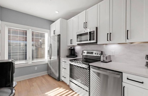 H Street Corridor Hotel | Prime Location+Steps from HStreet Corridor+Laundry