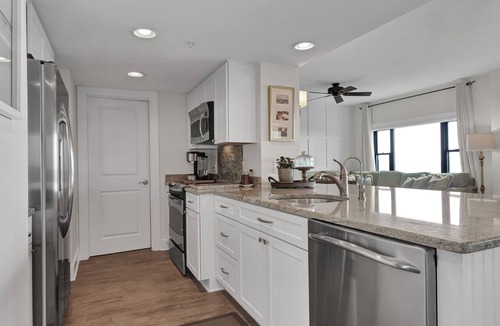 Shell Island Condo | Prime Oceanfront Location: Pool, Balcony & Tennis Court