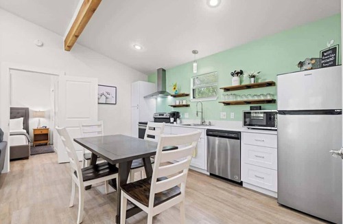 Fredericksburg House | Primrose with Hot Tub