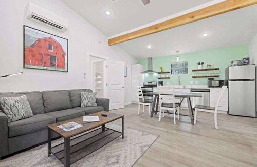 Fredericksburg House | Primrose with Hot Tub