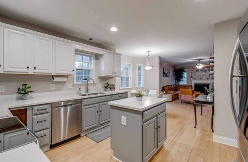 Lexington House | Privacy, Family, 3 Smart TVs, Wi-Fi, Deck, 2 Acres