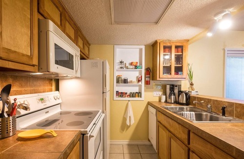 Barton Hills Condo | Private, 1 King bed, Patio; .33 mi to Zilker Park/Barton Springs, @2 mi to DT!