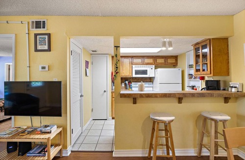 Barton Hills Condo | Private, 1 King bed, Patio; .33 mi to Zilker Park/Barton Springs, @2 mi to DT!
