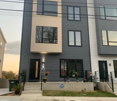 Washington Apartment | Private 2BR Apartment - Free Off Street Parking, Fast Wi-Fi & Laundry