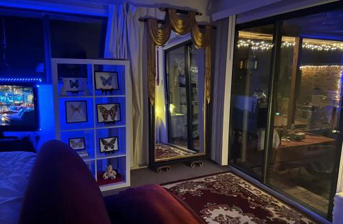 Hamilton Apartment | Private 5 star ranch duplex with million dollar view pet & smoking friendly