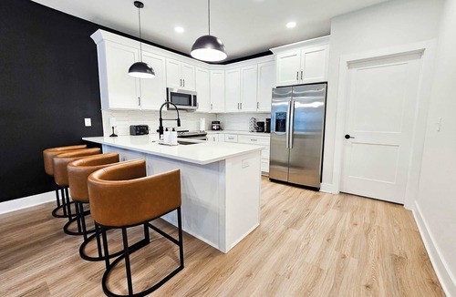 Hayes House | Private Balcony | 9 Min to Duke | 8 to Downtown