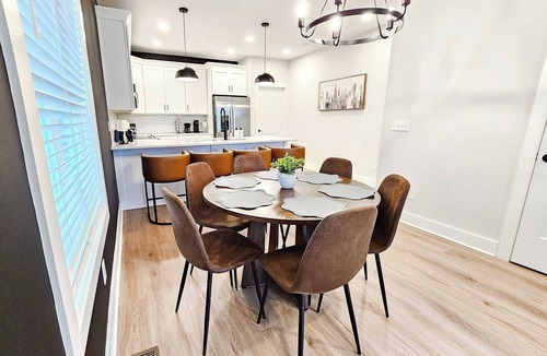 Hayes House | Private Balcony | 9 Min to Duke | 8 to Downtown