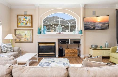 Avalon Beach Estates House | Private Beach & Community Pool
