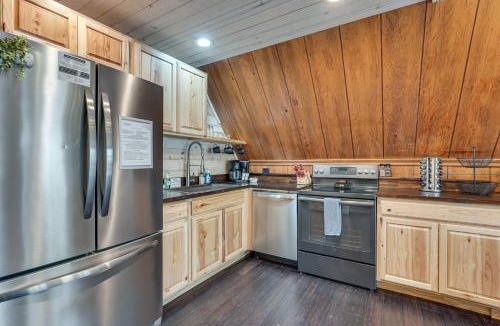 Milledgeville House | Private Beach & Dock! Cozy Lake Sinclair Cabin