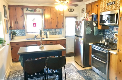 Grimstead House | Private Beach - Peaceful Retreat - Kayaks Bicycles Firepit and Pet-Friendly!