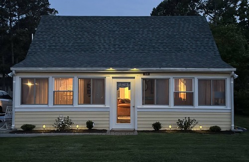 Grimstead House | Private Beach - Peaceful Retreat - Kayaks Bicycles Firepit and Pet-Friendly!