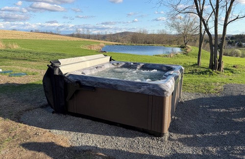Kingsley Cabin | Private Cabin: Fire Pit, Hot Tub Mountain View’s, Farm Charm