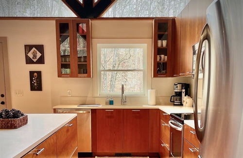 Vein Mountain Cabin | Private Cabin in the Woods - Relax by the Creek!