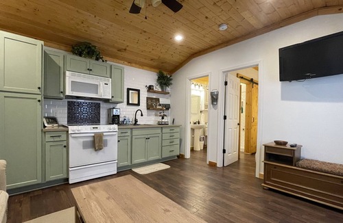 Bryan Cabin | Private charming deluxe cabin on 12-acres