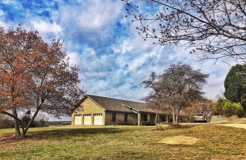 Paluxy House | Private country estate near Dinosaur park for families and friends.sleeps 16