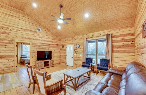 Waelder House | Private Deck & Forest Setting: Waelder Cabin!