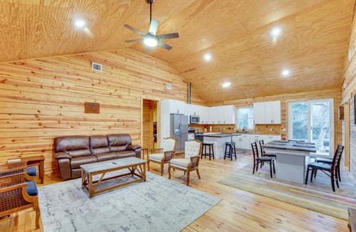 Waelder House | Private Deck & Forest Setting: Waelder Cabin!