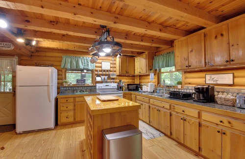 Townville Cabin | Private Dock & Game Room! Lake Hartwell Retreat