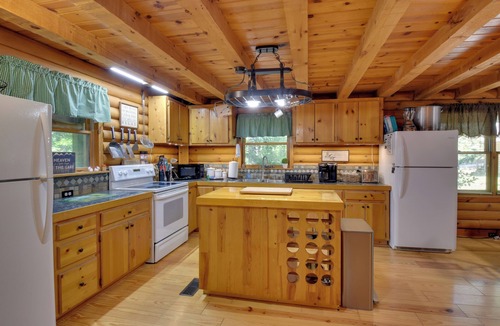 Townville Cabin | Private Dock & Game Room! Lake Hartwell Retreat