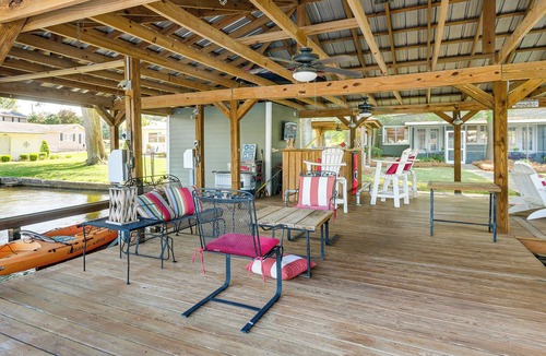 Warwick House | Private Dock + Yard: Lake Blackshear Family Escape