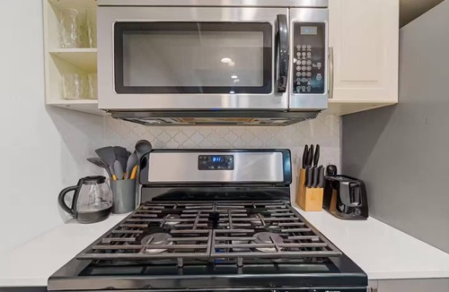 Clarksville Apartment | Private Downtown Austin Suite–King–UT–F1–ACL Fest