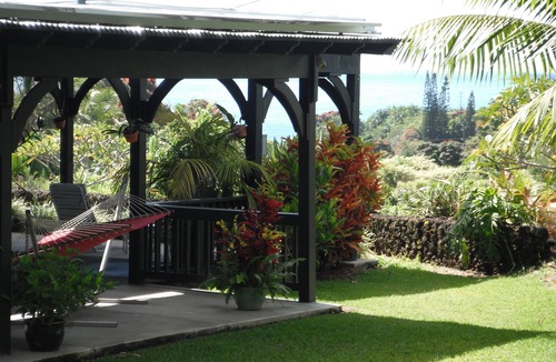 Papaikou House | Private Hawaiian style unit "Sleep Number" king bed with A/C