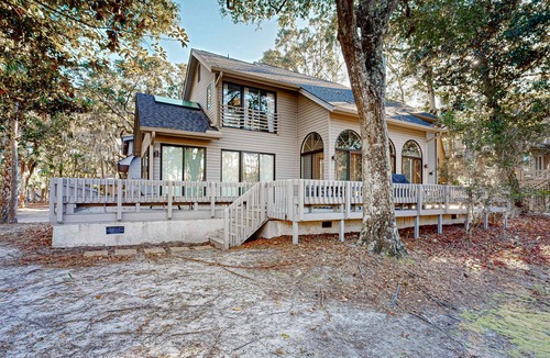 Vanderhorst Plantation House | Private home with large deck and views of a lagoon – walk or bike to the beach