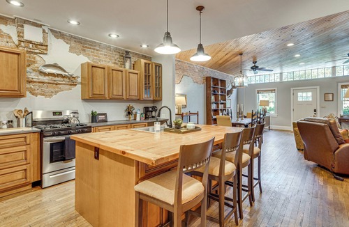 Saluda House | Private Hot Tub, Steps to Main St: Saluda Retreat