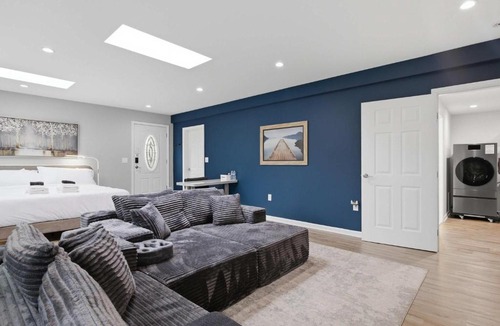 Newington Apartment | Private King Suite - Springfield METRO