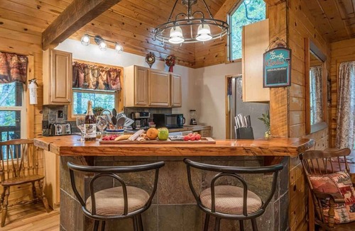Helen House | PRIVATE LOG CABIN l PET FRIENDLY | HOT TUB l SAUNA