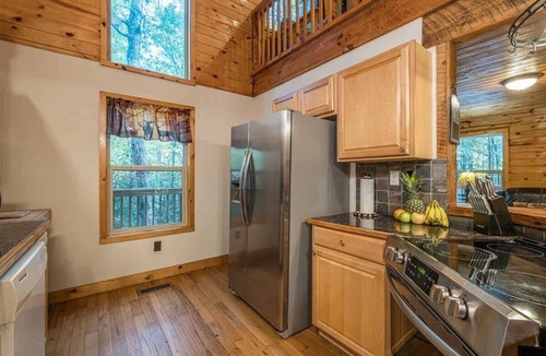 Helen House | PRIVATE LOG CABIN l PET FRIENDLY | HOT TUB l SAUNA