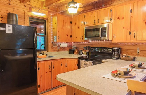 Mineral Cabin | Private Log Cabin with Hot Tub, Fire Pit & Porch