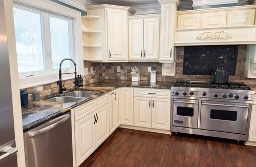 Lithonia House | 🏓 Private Pickleball Court 🏊‍♂️ Sparkling Pool 💻 Fast Wi-Fi for work & streaming 📺 Smart TVs with apps 🍳 Fully equipped kitchen 🛋️ Cozy, plush Living area 🛁 Modern bathrooms with fresh towels & essentials