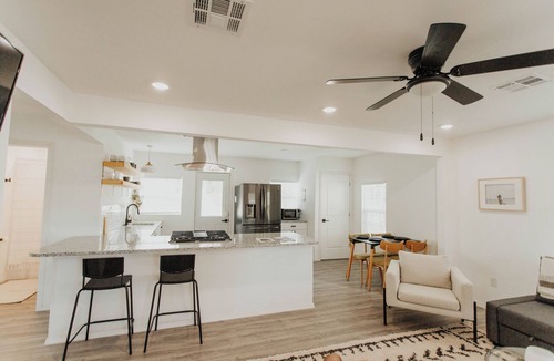 North Waco House | Private Pickleball Court! Lovely 2 Bedroom Home - Minutes to Everything