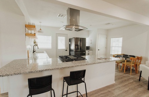 North Waco House | Private Pickleball Court! Lovely 2 Bedroom Home - Minutes to Everything