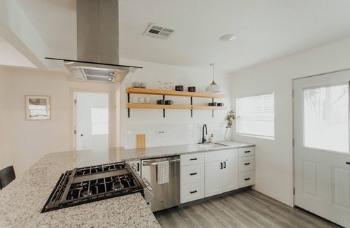 North Waco House | Private Pickleball Court! Lovely 2 Bedroom Home - Minutes to Everything