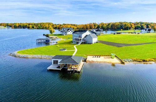Mineral House | Private Pointe Lakefront Lake Anna Beach, Dock