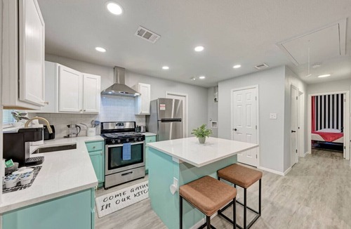 Johnston Terrace House | Private Pool, Games & Pet-Friendly - Mins to COTA, SXSW, & Downtown Austin