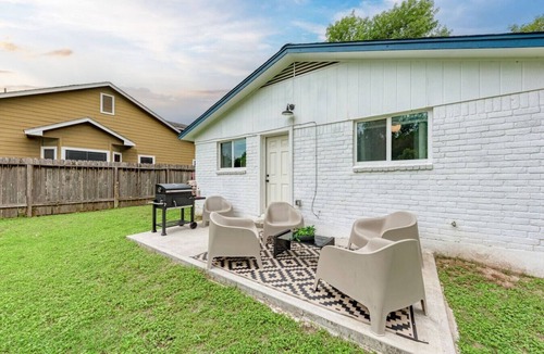 Johnston Terrace House | Private Pool, Games & Pet-Friendly - Mins to COTA, SXSW, & Downtown Austin
