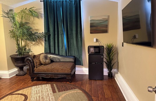 Westside House | Private Retreat at Gated Estate. 2BD/1BA Suite.